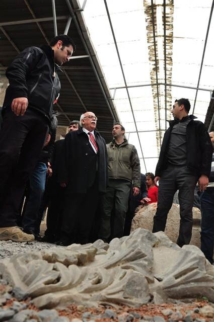 Bakan duvar resmini kendine benzetince...