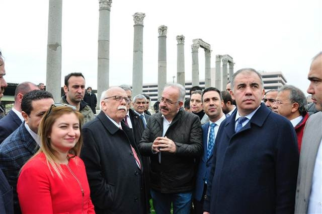 Bakan duvar resmini kendine benzetince...