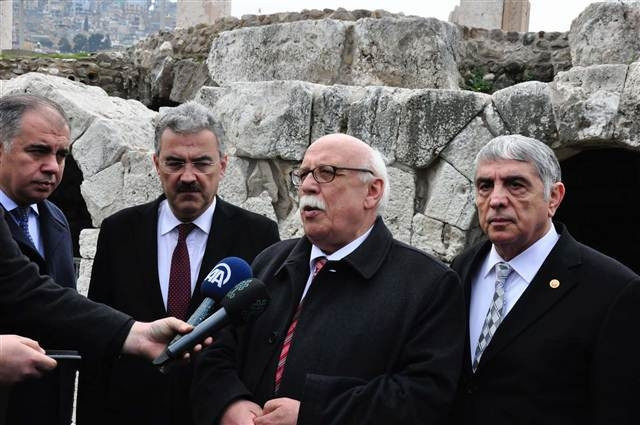 Bakan duvar resmini kendine benzetince...