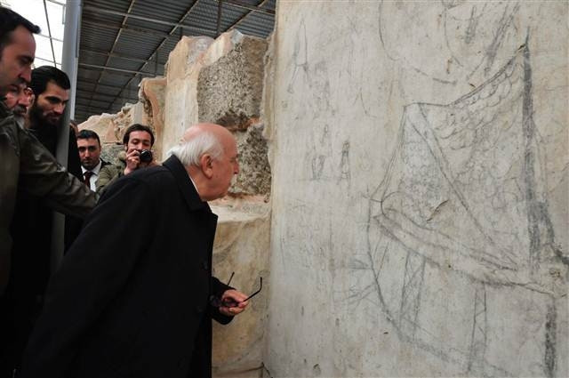 Bakan duvar resmini kendine benzetince...