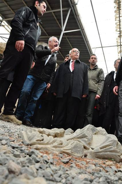 Bakan duvar resmini kendine benzetince...