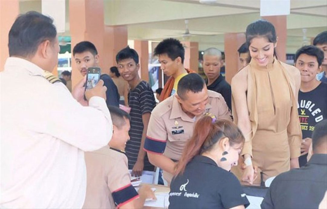 Güzellik kraliçesi askerlik şubesinde