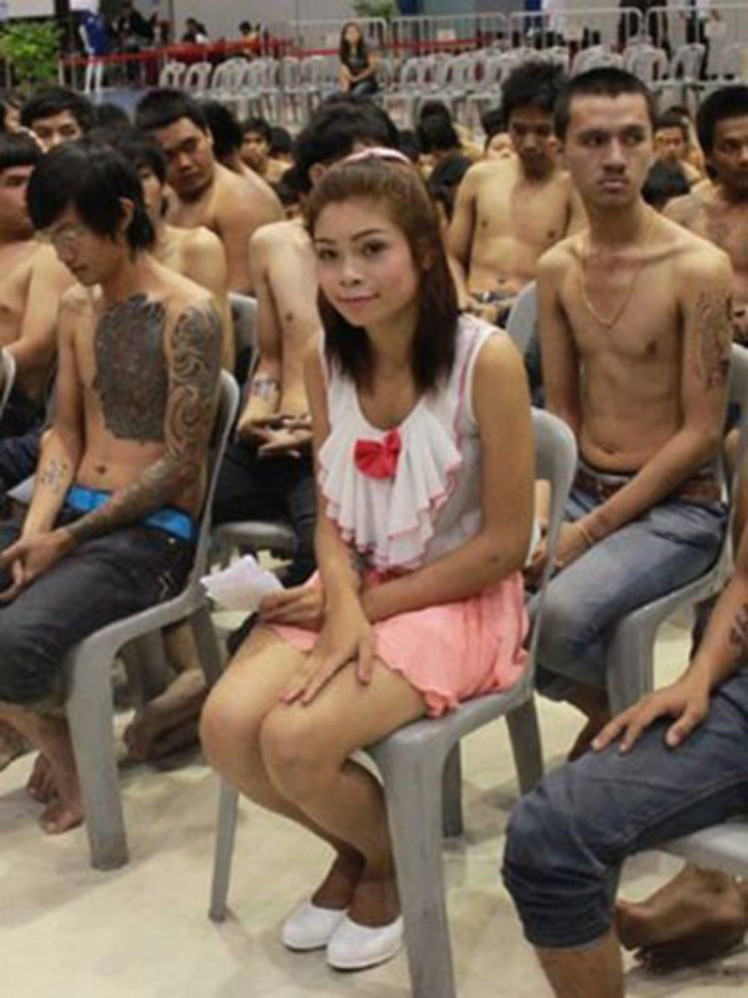 Güzellik kraliçesi askerlik şubesinde