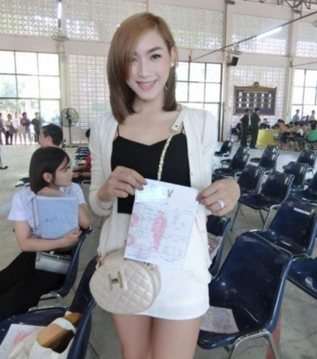 Güzellik kraliçesi askerlik şubesinde