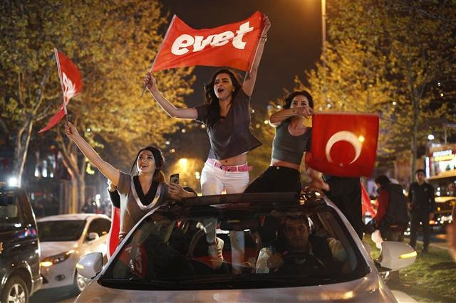 Yabancı ajanslar referandumu bu fotoğraflarla duyurdu Yabancı ajanslar referandumu bu fotoğraflarla duyurdu