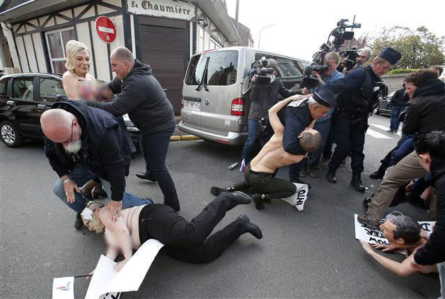 Femen üyelerinden Fransada üstsüz protesto