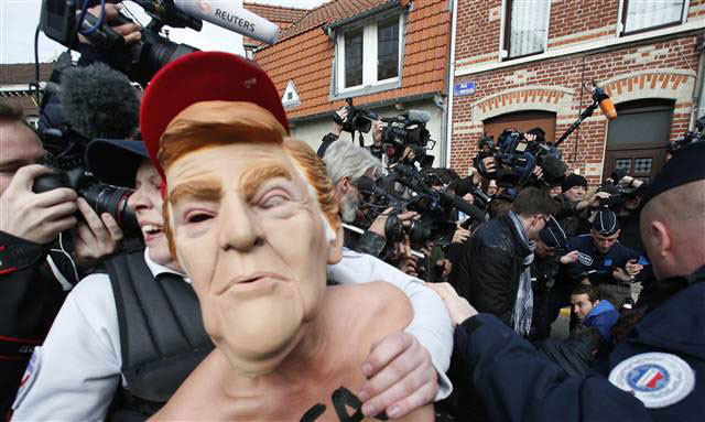 Femen üyelerinden Fransada üstsüz protesto