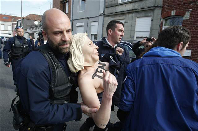 Femen üyelerinden Fransada üstsüz protesto
