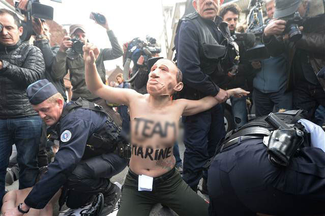 Femen üyelerinden Fransada üstsüz protesto