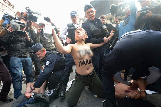 Femen üyelerinden Fransada üstsüz protesto