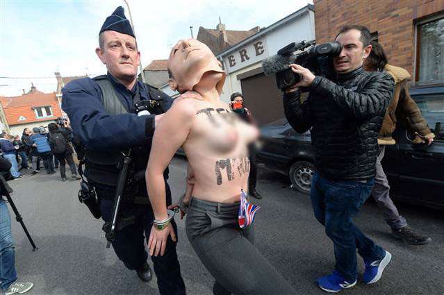 Femen üyelerinden Fransada üstsüz protesto