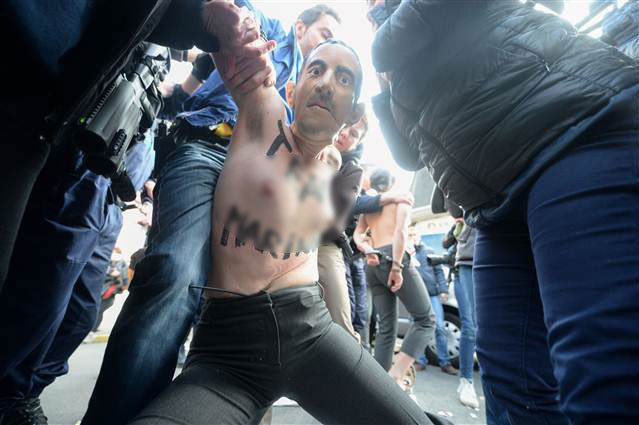 Femen üyelerinden Fransada üstsüz protesto