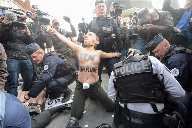 Femen üyelerinden Fransada üstsüz protesto