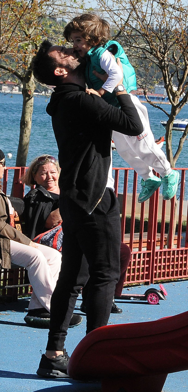 Gökhan Gönül oğlu ile Bebek Parkında