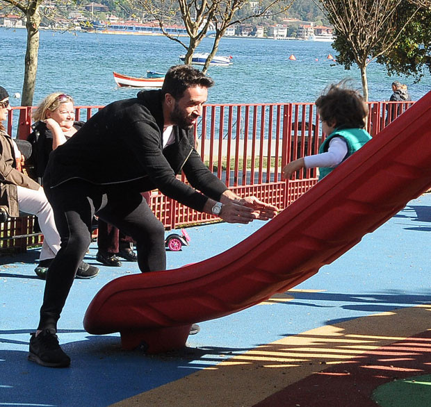 Gökhan Gönül oğlu ile Bebek Parkında