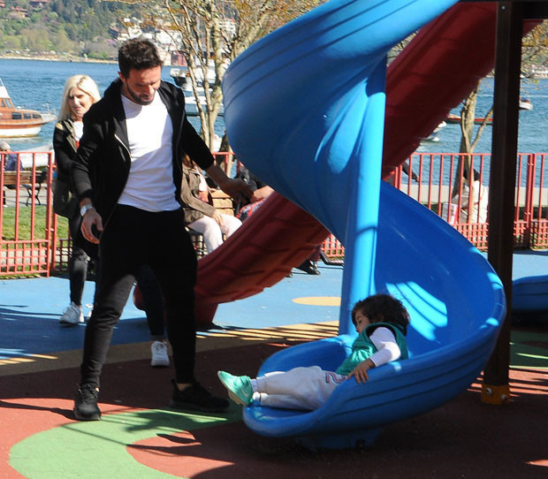 Gökhan Gönül oğlu ile Bebek Parkında