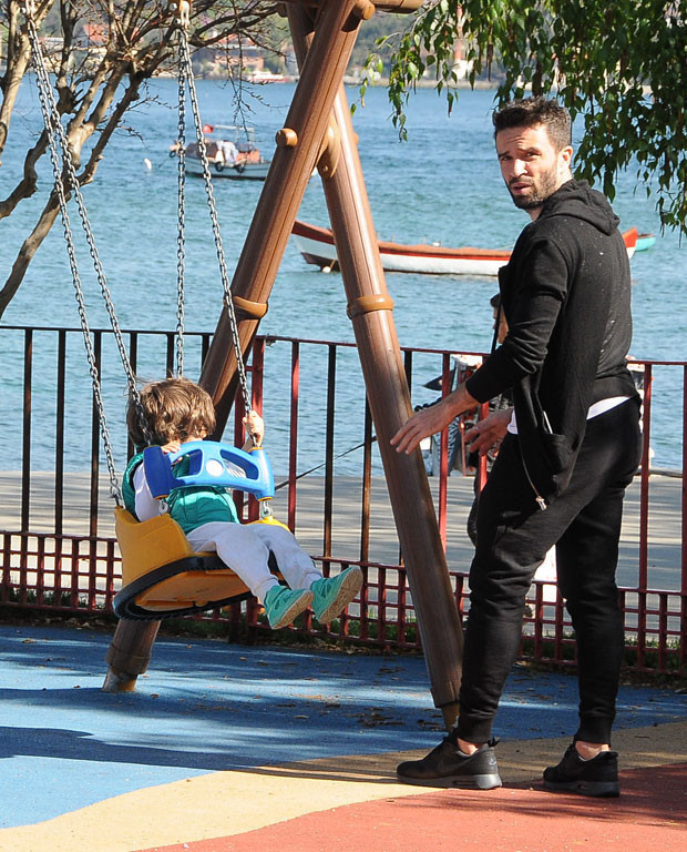 Gökhan Gönül oğlu ile Bebek Parkında