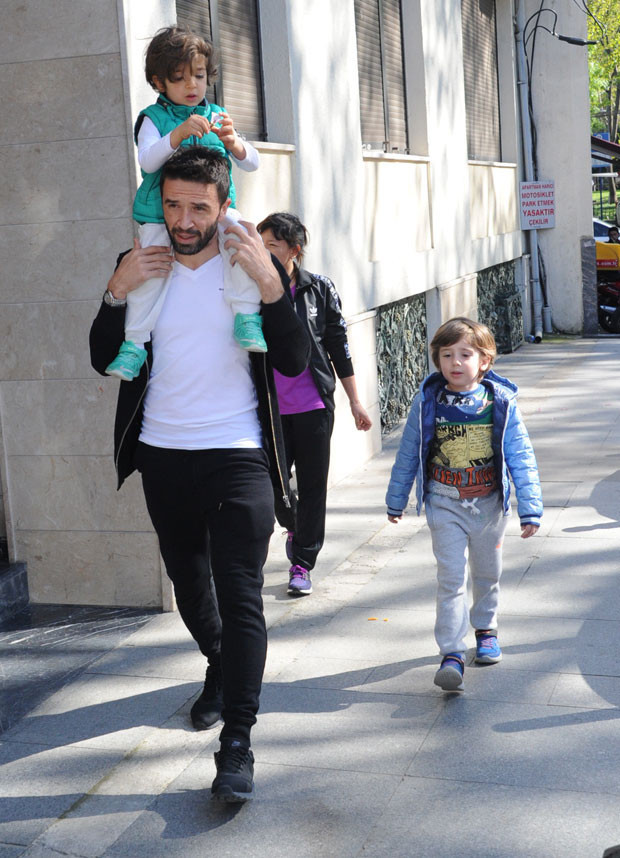 Gökhan Gönül oğlu ile Bebek Parkında