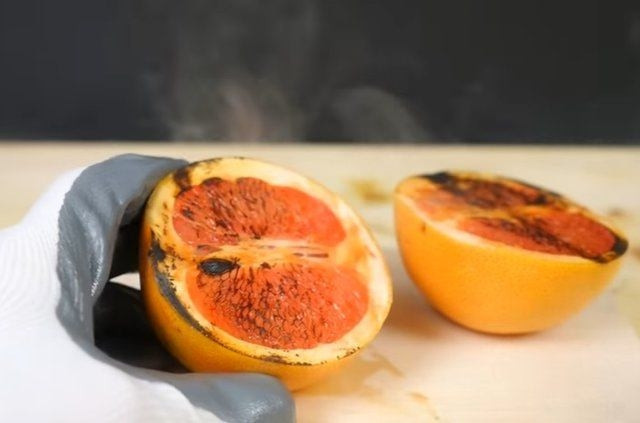Şef bıçağını üç koldan kızdırdı ve...