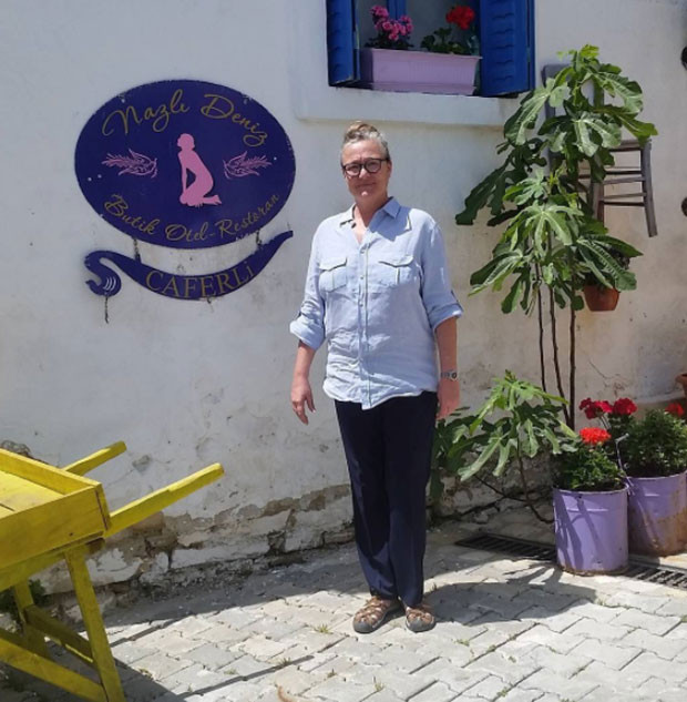 Testereyle odun kesen taçlı güzel: Azla yetinmek lazım, artık hayat böyle