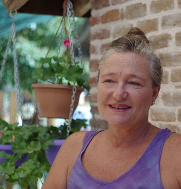 Testereyle odun kesen taçlı güzel: Azla yetinmek lazım, artık hayat böyle