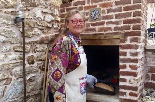 Testereyle odun kesen taçlı güzel: Azla yetinmek lazım, artık hayat böyle