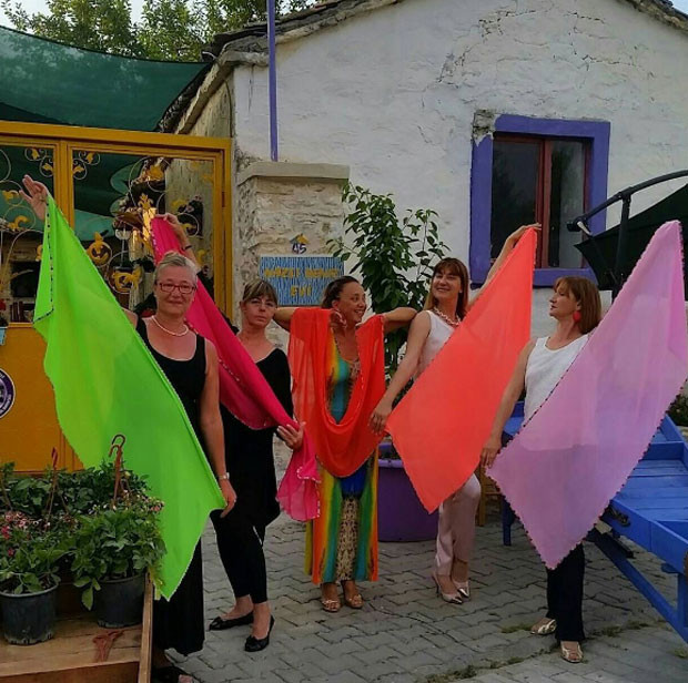Testereyle odun kesen taçlı güzel: Azla yetinmek lazım, artık hayat böyle