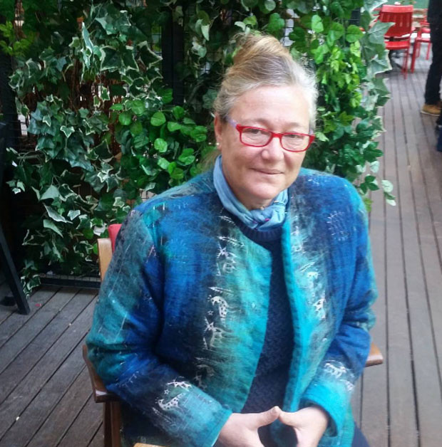 Testereyle odun kesen taçlı güzel: Azla yetinmek lazım, artık hayat böyle