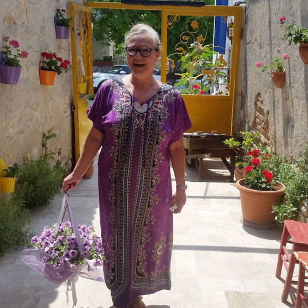 Testereyle odun kesen taçlı güzel: Azla yetinmek lazım, artık hayat böyle