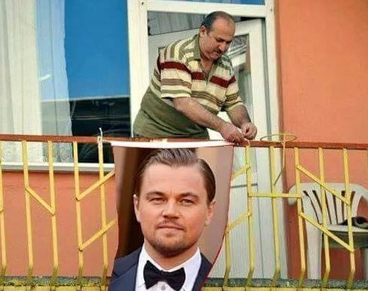 Bayrak asan dayı yine balkonda...