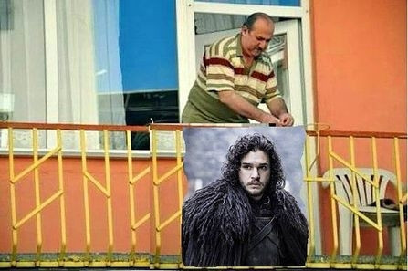 Bayrak asan dayı yine balkonda...