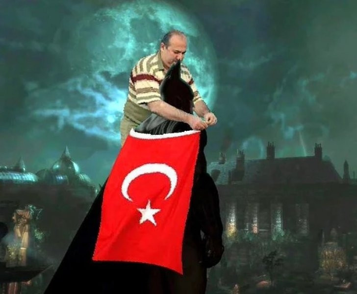 Bayrak asan dayı yine balkonda...