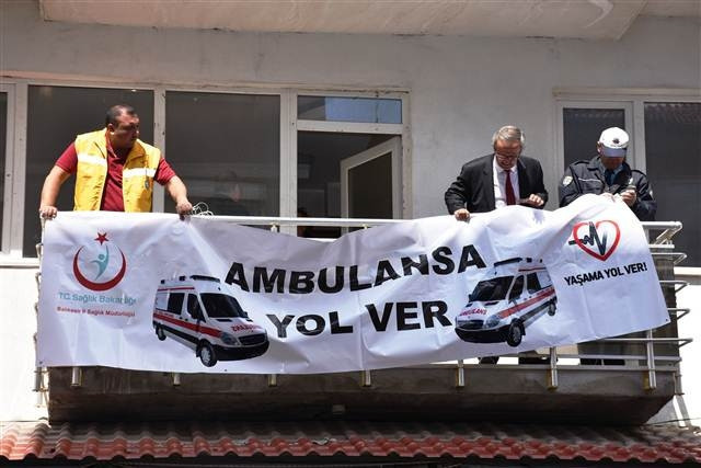 Bayrak asan dayı yine balkonda...