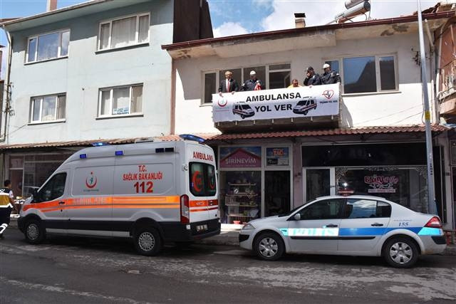 Bayrak asan dayı yine balkonda...