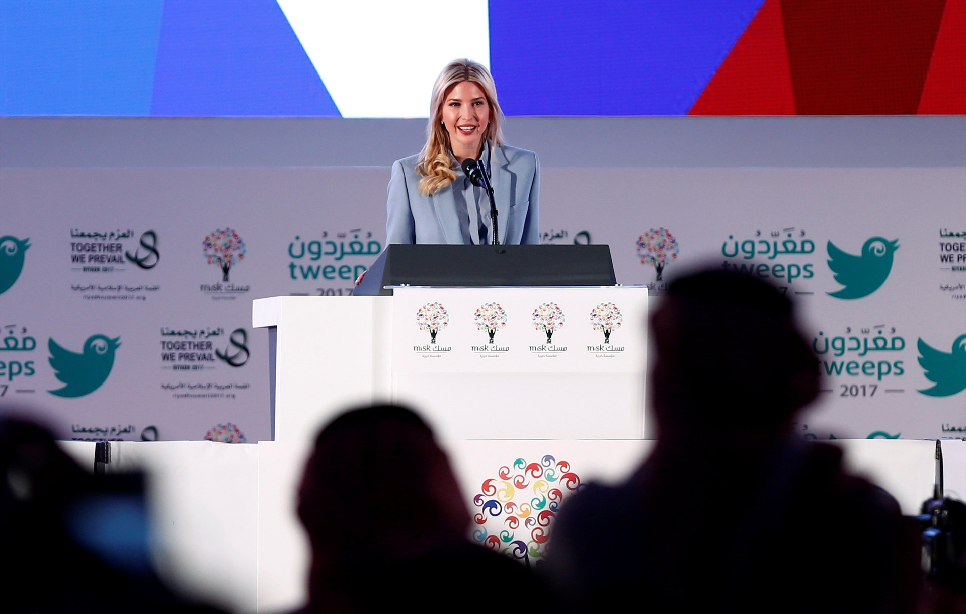 Trump, Sisi ve Kral Selman dünya küresine ellerini koydu