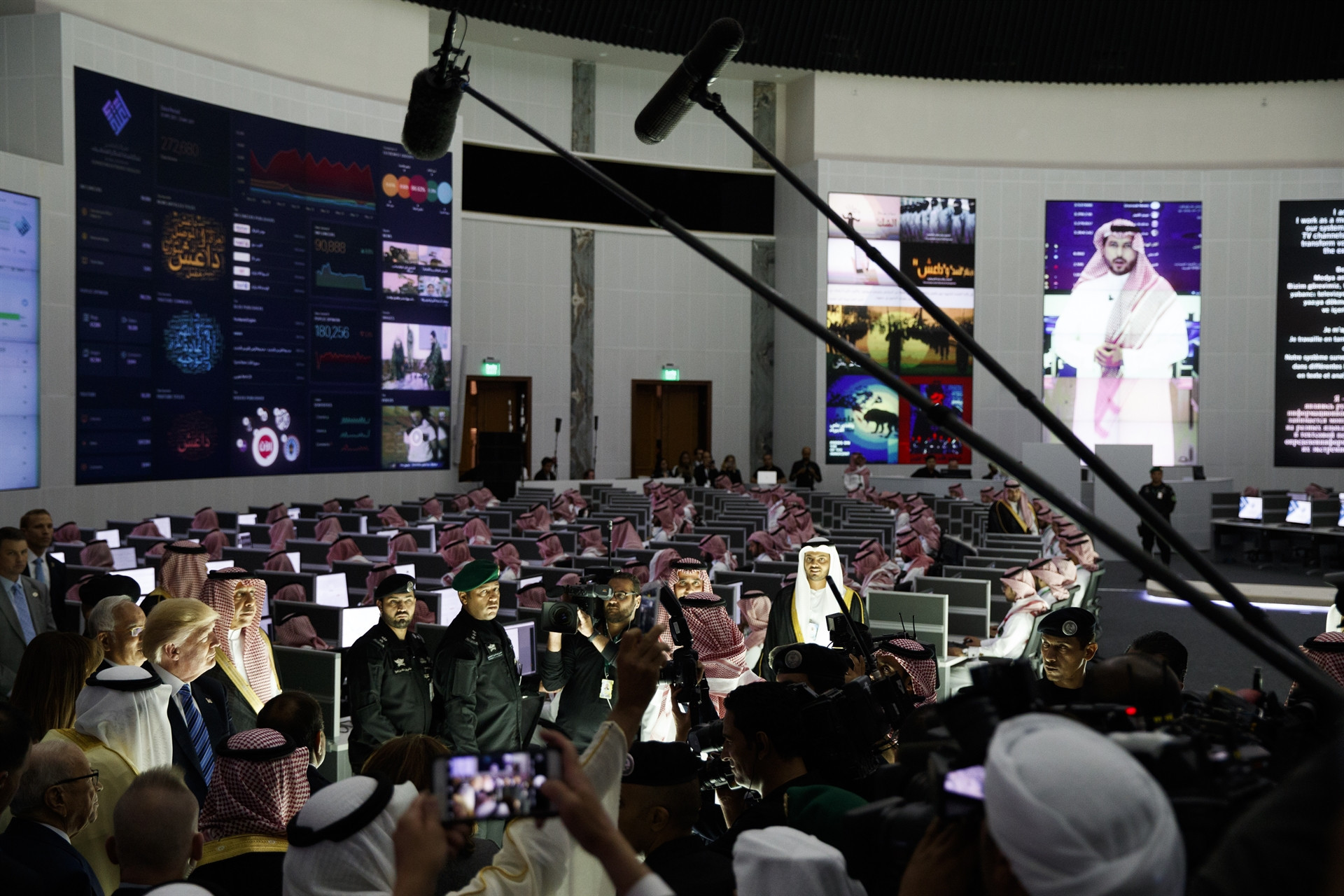 Trump, Sisi ve Kral Selman dünya küresine ellerini koydu