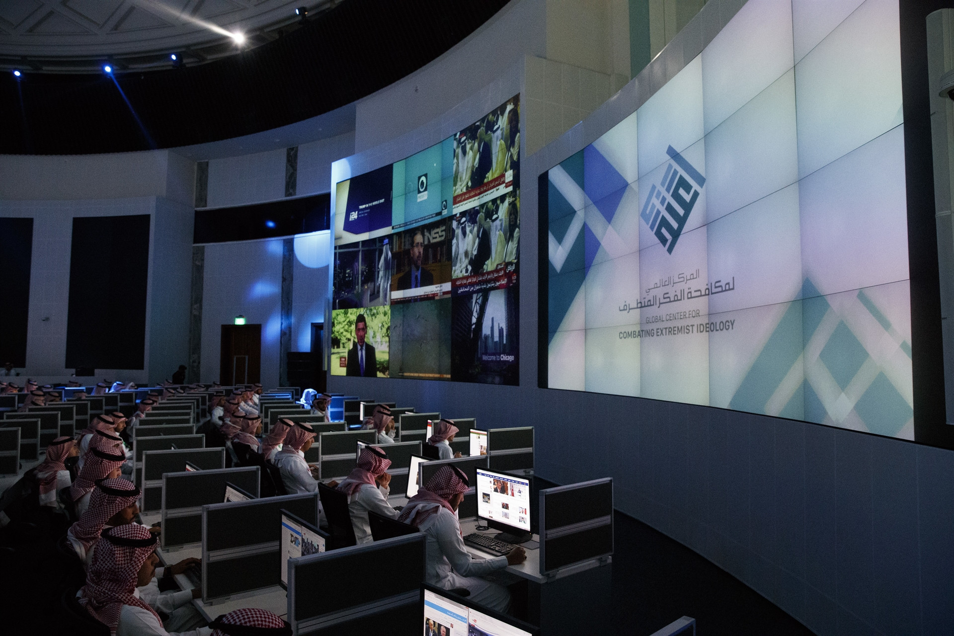 Trump, Sisi ve Kral Selman dünya küresine ellerini koydu