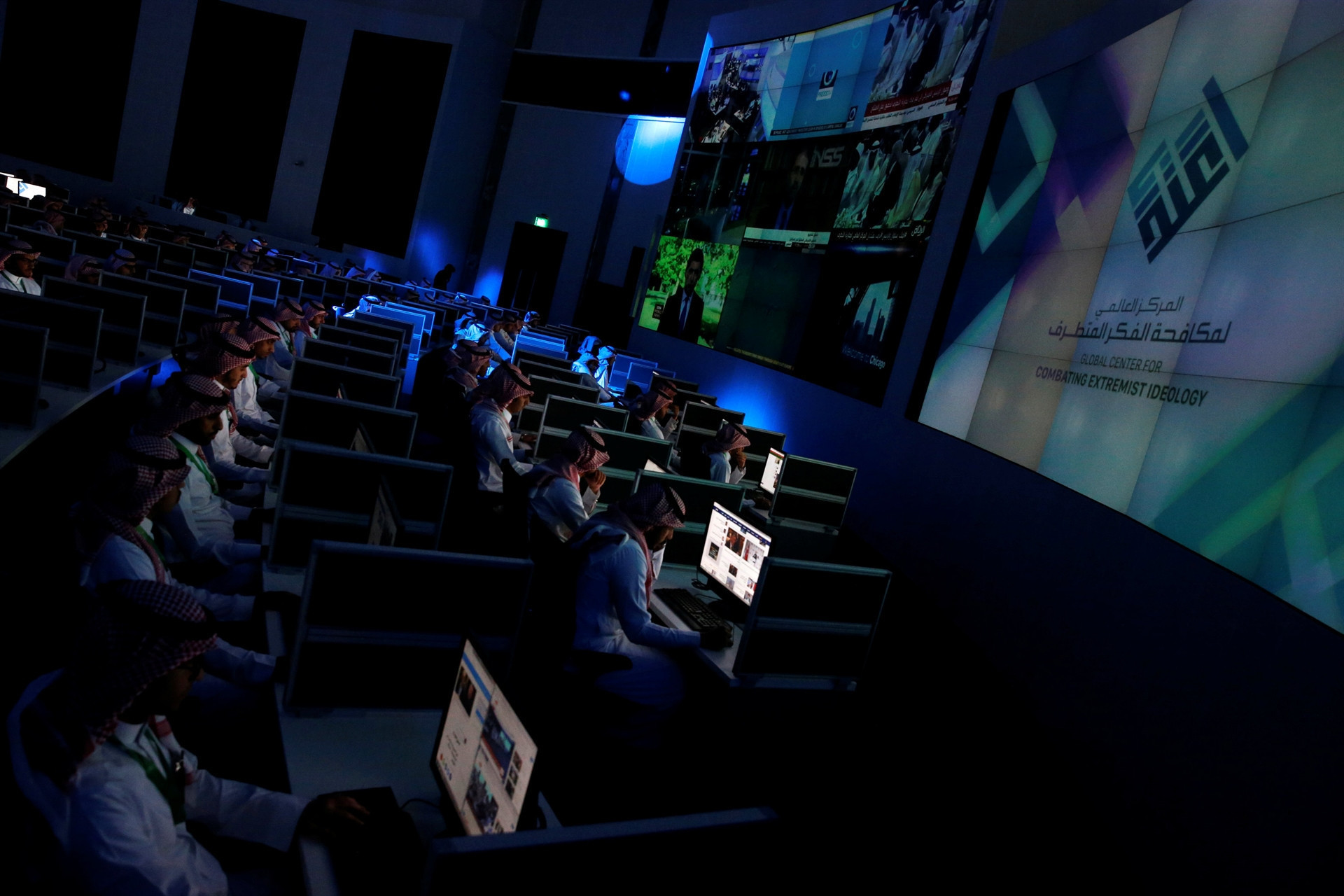 Trump, Sisi ve Kral Selman dünya küresine ellerini koydu