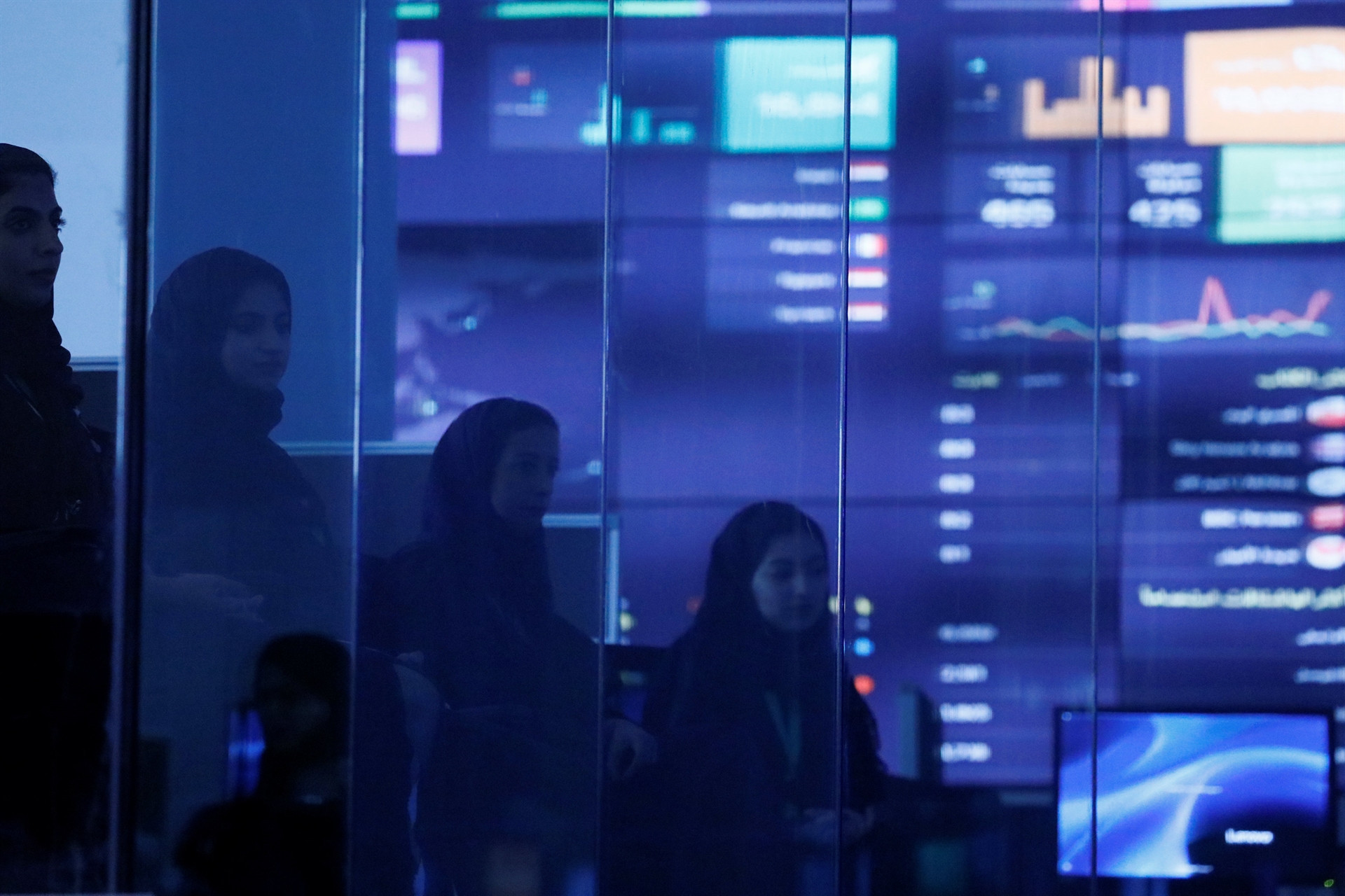 Trump, Sisi ve Kral Selman dünya küresine ellerini koydu