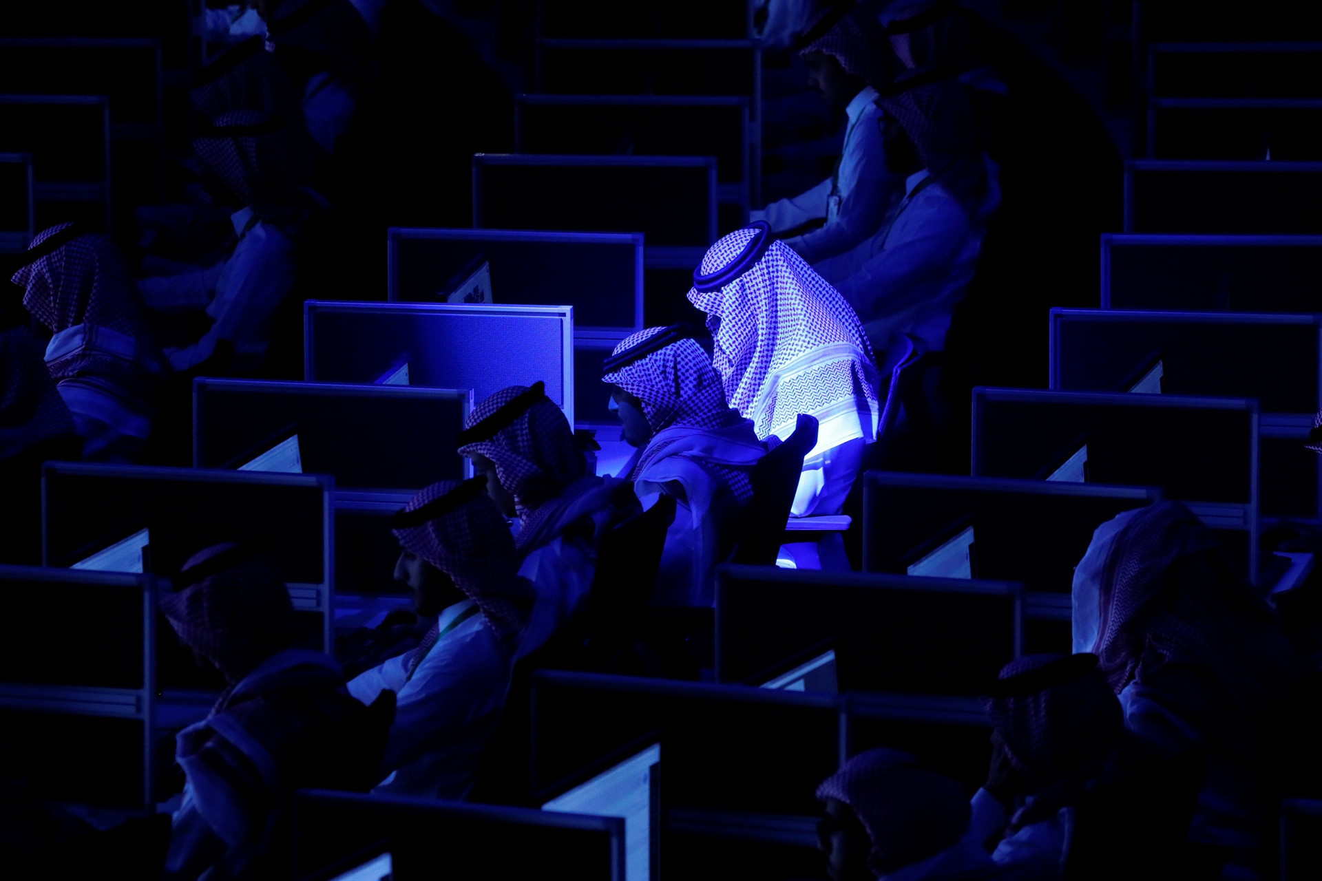 Trump, Sisi ve Kral Selman dünya küresine ellerini koydu