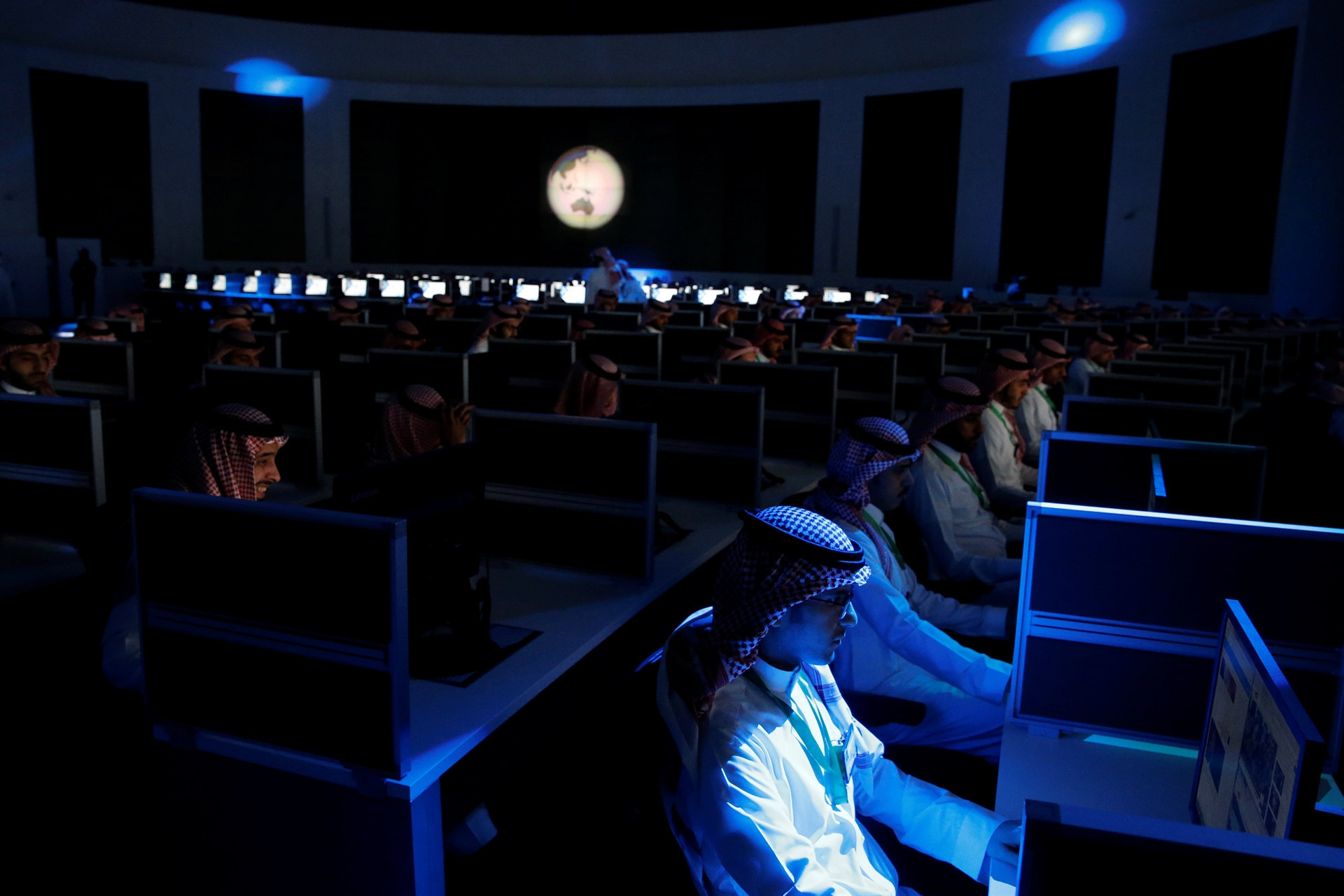 Trump, Sisi ve Kral Selman dünya küresine ellerini koydu