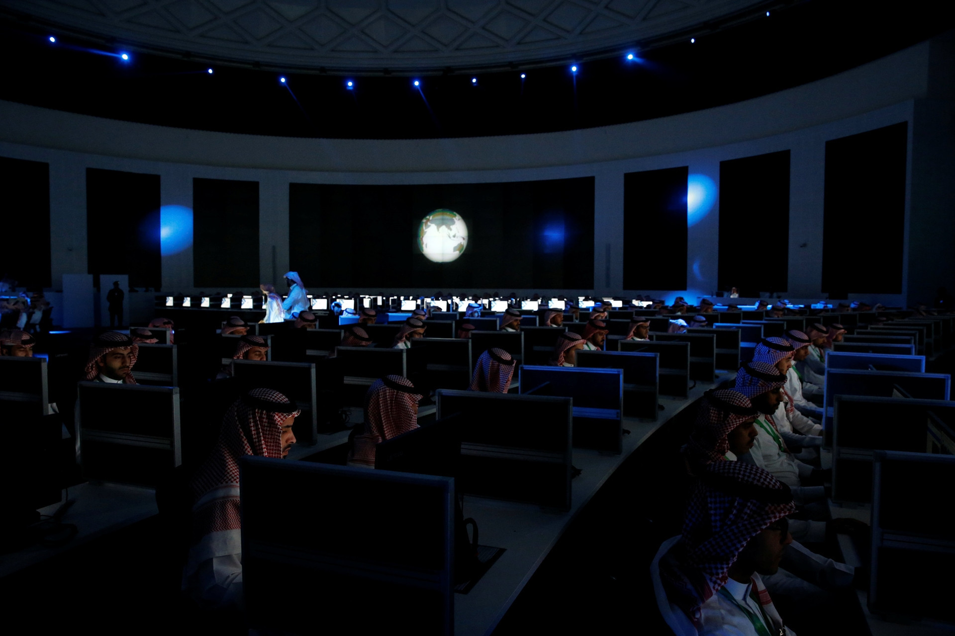 Trump, Sisi ve Kral Selman dünya küresine ellerini koydu