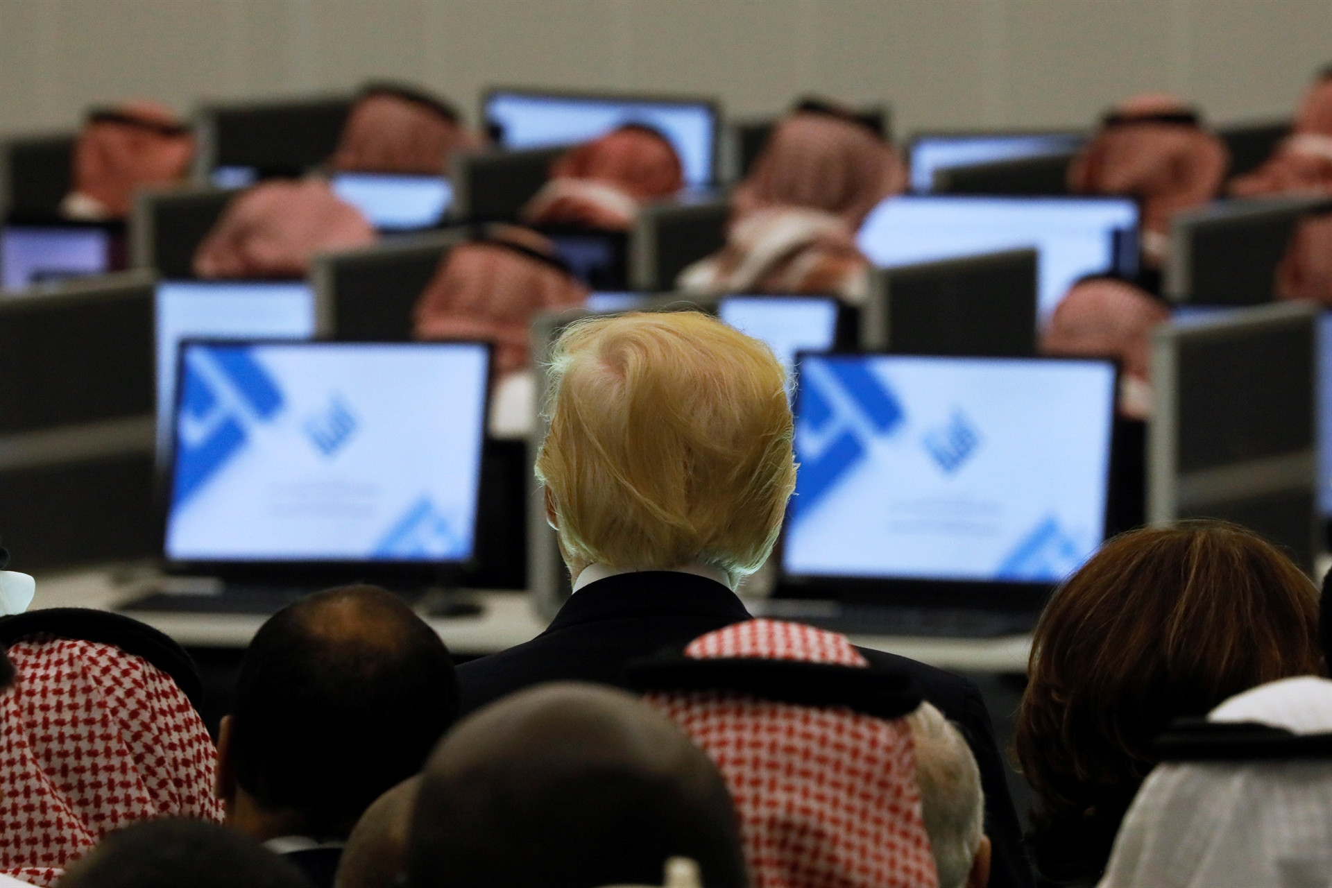 Trump, Sisi ve Kral Selman dünya küresine ellerini koydu