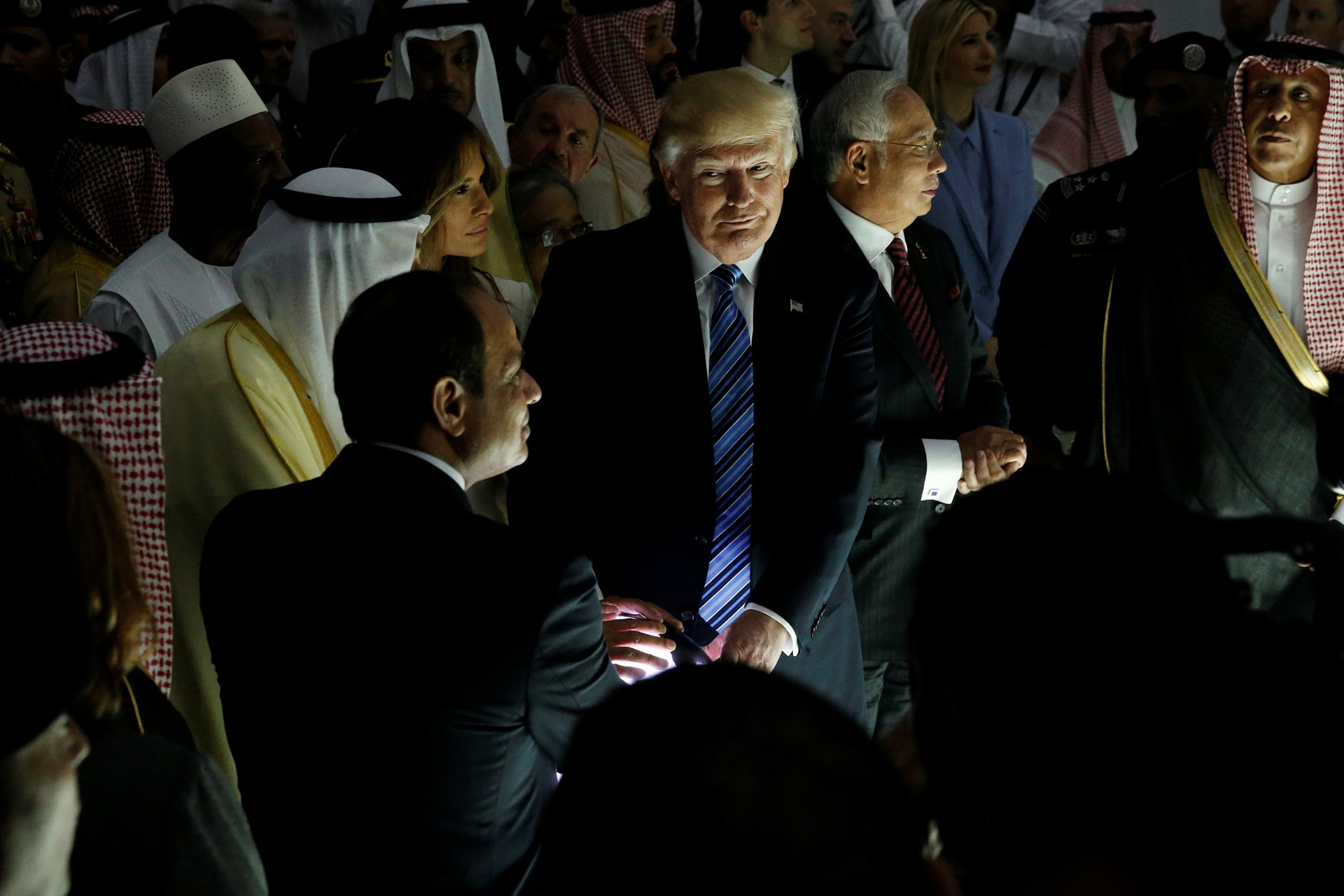 Trump, Sisi ve Kral Selman dünya küresine ellerini koydu