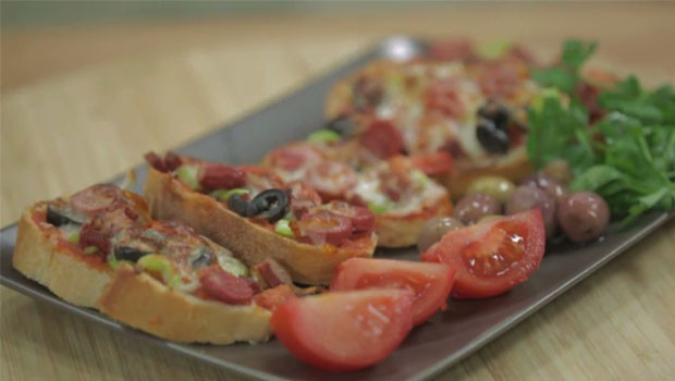 Bayat ekmekten kolay pizza tarifi