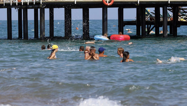 Qamoqxonada mahbuslarni tintuv porno Toliq yosh qizlar bilan porno