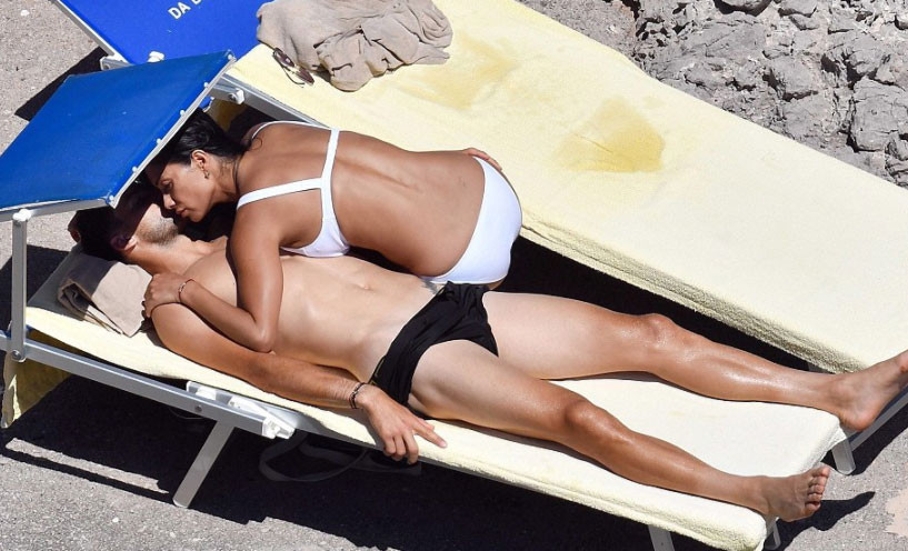 Ünlü çiftin şezlong sohbeti Ünlü çiftin şezlong sohbeti