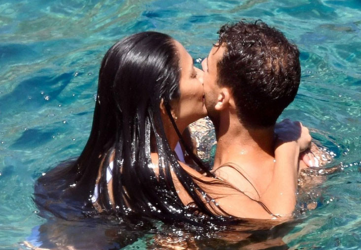 Ünlü çiftin şezlong sohbeti Ünlü çiftin şezlong sohbeti