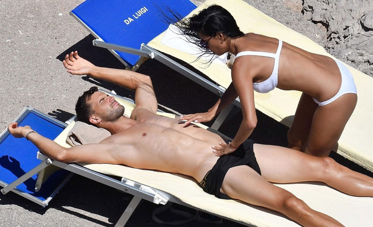 Ünlü çiftin şezlong sohbeti Ünlü çiftin şezlong sohbeti