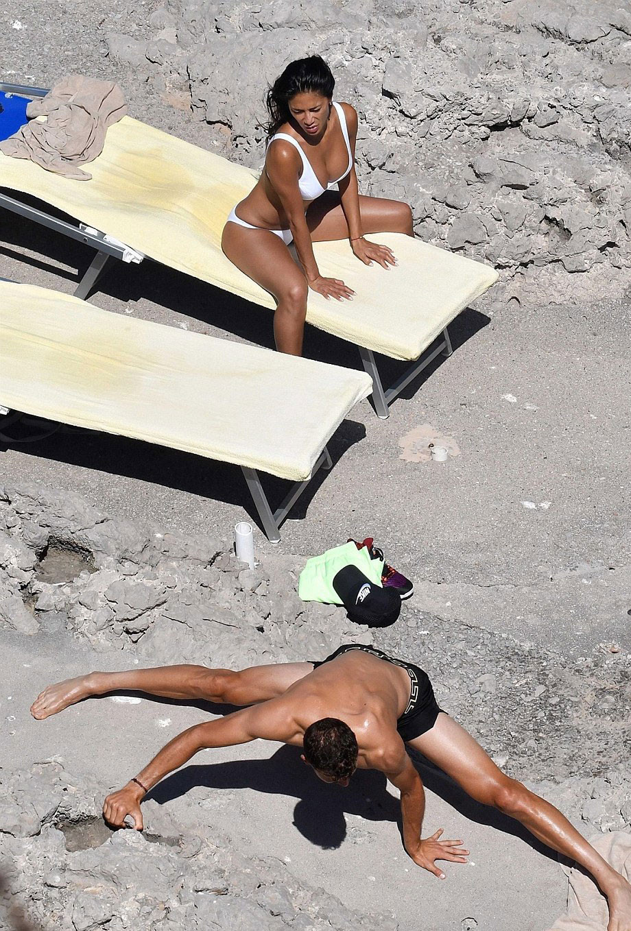 Ünlü çiftin şezlong sohbeti Ünlü çiftin şezlong sohbeti